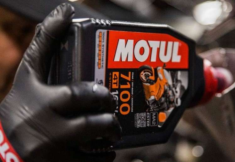 Моторные масла Motul 7100 для легковых автомобилей: защита и экономия топлива